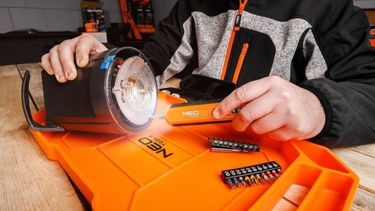 Отвертка аккумуляторная Neo Tools 4В1Х1.5А&middot;час 4.5Нм 230об/мин 20 бит кейс 0.23кг RC_04-199 фото