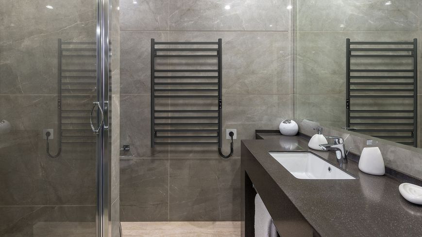 Полотенцесушитель Hygge Family электрический Greenwich, 770х530х80мм, таймер-регулятор, сталь, черный матовый RC_6.1.0302.06.BM фото