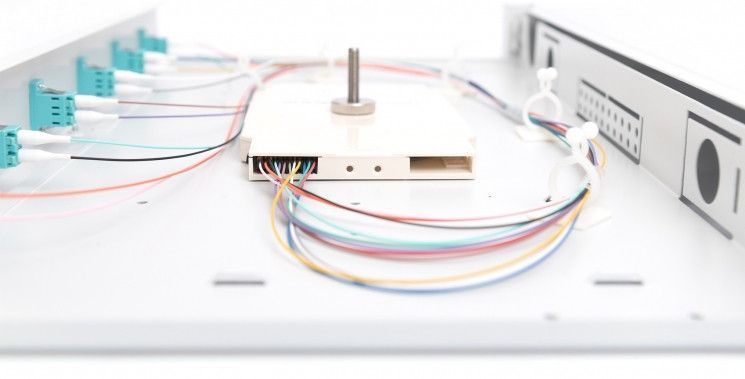Оптична панель DIGITUS 19' 1U, 6xLC duplex, incl, Splice Cass, OM3 Color Pigtails, Adapter RC_DN-96330/3 фото