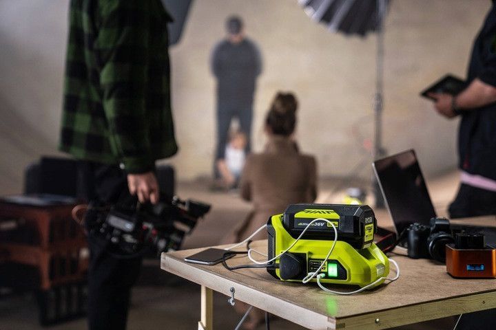Инвертор напряжения аккумуляторный Ryobi RY36BI300A-0, 36В MAX POWER, 220В, 300Вт(500Вт пиковая), без АКБ и ЗП RC_5133004893 фото