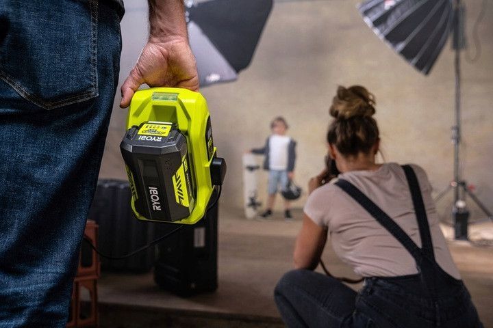 Инвертор напряжения аккумуляторный Ryobi RY36BI300A-0, 36В MAX POWER, 220В, 300Вт(500Вт пиковая), без АКБ и ЗП RC_5133004893 фото