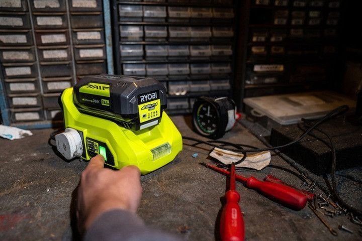 Инвертор напряжения аккумуляторный Ryobi RY36BI300A-0, 36В MAX POWER, 220В, 300Вт(500Вт пиковая), без АКБ и ЗП RC_5133004893 фото