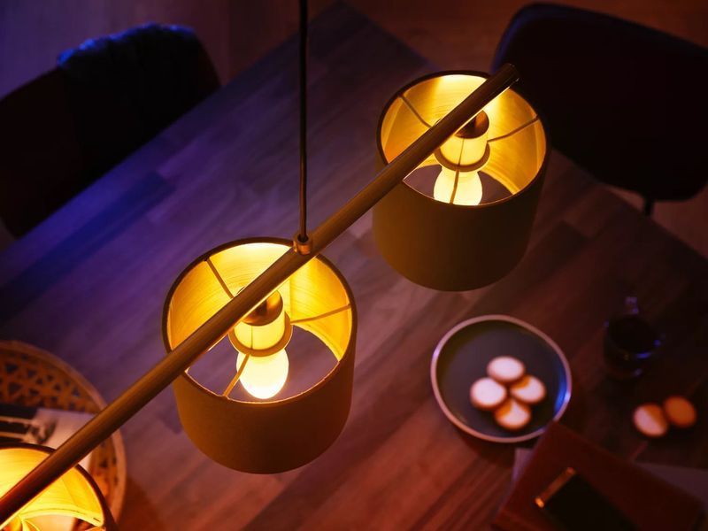 Лампа розумна Philips Hue E14, 5.2W(40Вт), 2200K-6500K, Tunable white, ZigBee, Bluetooth, димування RC_929002294403 фото