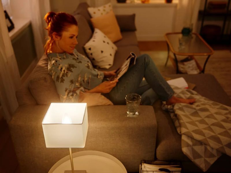 Лампа розумна Philips Hue E14, 5.2W(40Вт), 2200K-6500K, Tunable white, ZigBee, Bluetooth, димування RC_929002294403 фото